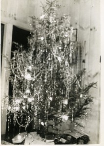 Family photo of the Ray and Molly (Owen) Charboneau Christmas tree, in the cottage at Otter Lake, Oneida, N.Y. (1942). Scan: Molly Charboneau