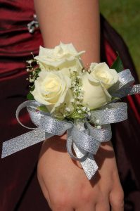 https://pixabay.com/photos/white-roses-roses-grad-corsage-1751943/